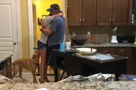 许久不见的爸爸回来了，那么大的女儿却像个孩子一样，好有爱视频封面