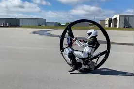 大学生研发的独轮电动车，最高时速112公里，一般人驾驭不了视频封面