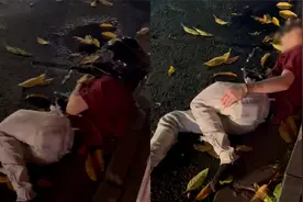 男子骑摩托车载女友，在路口与汽车相撞被撞路边，2人倒地不起视频封面