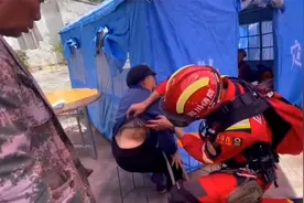 泸定灾区婆婆受伤后隐瞒伤情拒绝救援人员送医：不给娃娃们添麻烦视频封面