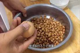 怪味豆需要挂糊吗？看小伙做怪味豆，老人孩子都爱吃，儿时的味道