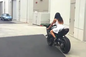 美女胆子大，穿高跟鞋试驾川崎摩托车，让人看了眼睛都不想移开！