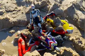 奥特曼沙滩挖掘出闪耀迪迦和贝利亚 冲洗干净发现最强雷杰多视频封面