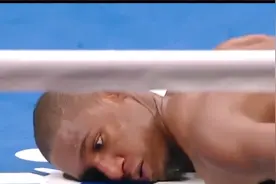 【经典回放】马丁内兹残暴KO威廉姆斯！眼镜瞪得大大的毫无反应！视频封面