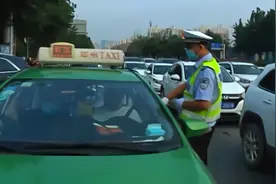 直行道右转道傻傻分不清！20年驾驶经验竟分不清前后左右？视频封面