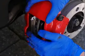 土豪用保时捷做试验，iPhone用刹车片，踩刹车后几百万还在吗？视频封面