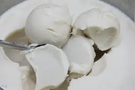 熬猪油是用水熬还是油熬，大厨教你正确做法，又香又白半年不会坏