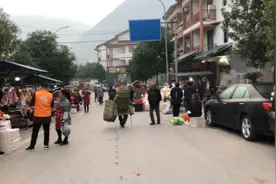 免费送一袋纸巾大妈们争先恐后的去领！却不知道自己被薅羊毛啦视频封面