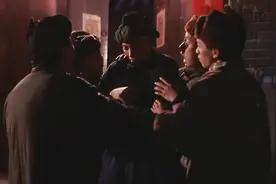 众人怀疑来喜是太监，一起把来喜架到屋里试探，这下可要露馅了