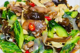 天气渐渐变热了，试试这道凉拌黄瓜木耳，清爽不油腻，酸辣还开胃