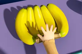 糟糕！小偷白天行窃，欲想偷走水果店阿姨的五根大香蕉，真讨厌！