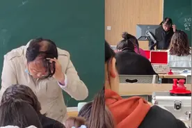 老师低头看书地中海发型不小心暴露，他撩拨的样子是他最后的倔强