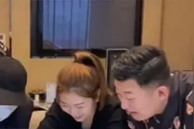 老外第一次参加中国婚宴，被中国宴习俗吓到，一转身一只烧鸡没了视频封面