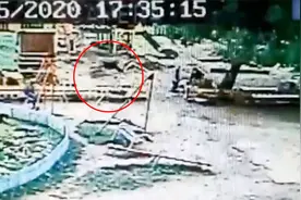 惨剧！俄9岁男孩公园荡秋千 表演360度翻转时摔出不治身亡视频封面