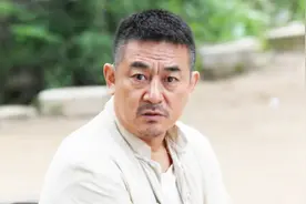 演员李洪涛近照曝光，与妻子相爱三十余年，如今儿子也成为演员视频封面