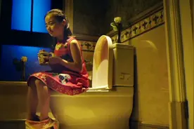 小女孩吃坏东西，坐在马桶上拉肚子，却还大口大口吃着泡面视频封面