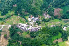 许华升真低调，出资百万为家乡修路灯，想不到老家房子却这样普通