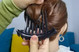 头发短怎么用大插梳扎头发好看呢，今天分享一款小技巧，发型大气