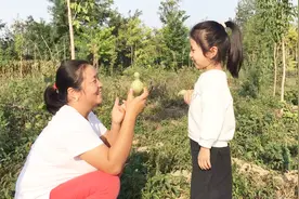 农村妈妈带孩子去田里，发现个自己小时候的玩具，女儿看见也喜欢视频封面