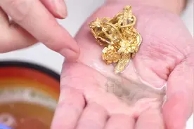 不管金项链多脏多黑，放在水里泡一泡，立马锃亮，干净还不掉克数