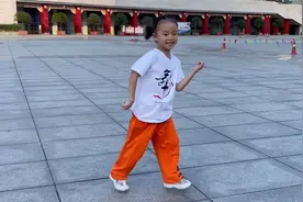 5岁小女孩自信展示鬼步舞《光明》，拽酷拽酷的，小萌娃真可爱！