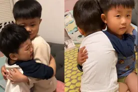 2岁弟弟挨骂后跑到4岁哥哥怀里求安慰 哥哥轻轻拍弟弟后背太暖了视频封面