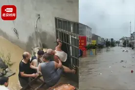 湖北钟祥遭暴雨袭击老人被困 社区干部齐胸深积水中砸窗救人视频封面