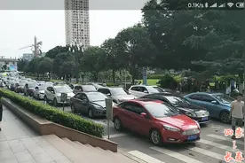 重庆新桥医院看病太难了！外面车排队，里面人排队