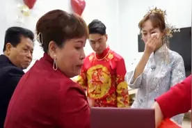 福建莆田一姑娘出嫁，跪拜父母时，妈妈哭着给女婿戴上金项链