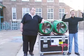 胖子能抗8级大风而不倒？国外胖瘦二人组亲测差别有多大！