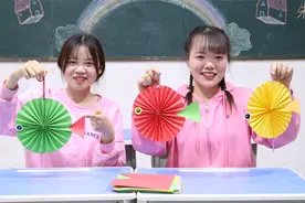 胖妞用卡纸DIY小鱼挂饰，可以挂在书包上当做装饰哦，超级好看