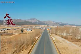 阜蒙县大板镇位于医巫闾山南麓，风景秀丽，气温比山北高1-2度