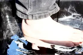 人可以在水银上站起来吗？老外亲自实验，隔着屏幕都能感受