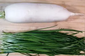 白萝卜加1把韭菜简单一拌，比包子饺子好吃太多了，还省事省时间