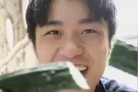 2天甩出1000张扑克，“半身不遂”学会神技——飞牌断根！