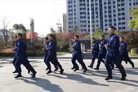 凉山木里救火英雄牺牲一周年 江苏消防员绕营区跑30圈纪念战友视频封面