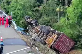 车头180度倾翻，可燃气体泄露，司机身亡！海南东线高速发生车祸视频封面