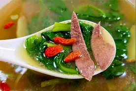春天多喝猪肝菠菜汤，学会这样做，猪肝不老不腥，汤鲜味美，真香