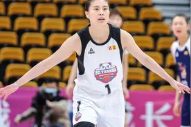 女篮大翻身！王思雨升职教练，打球年薪400万，为退役铺路视频封面