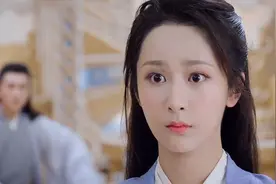 一头秀发散开的瞬间，杨紫头发散落惊艳全场，这发量是我羡慕的！