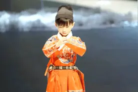 男孩走秀霸气侧漏，一身锦衣卫好帅气视频封面