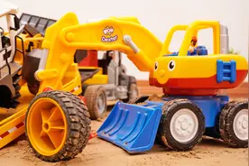 工程车故事：推土机发生故障，挖掘机来帮忙视频封面