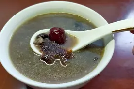 天气冷了，广东阿姨教你煲补血黑豆红枣泥鳅汤，浓香好喝