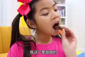小女孩和妹妹咬起了橄榄球,橄榄球是用黑巧克力做的吗！视频封面