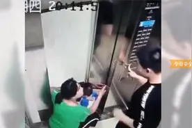 小朋友又又又被电梯门夹住手了，看这一次如何解救！视频封面