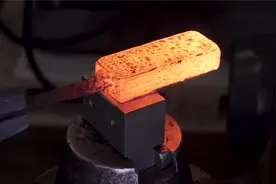 普通钢材锻造成雨滴花纹钢，老师傅手法很独特，长见识了视频封面