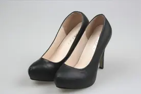 新鞋子挤脚挤脚？鞋店老板教我窍门，鞋子舒适，穿多久都不累视频封面