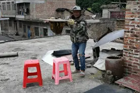 水缸养的蜜蜂都是强群，割一次可以得20斤蜜，太爽歪歪了
