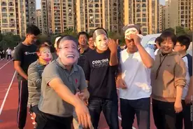 都是套路！校长戴上表情包面具拔河笑翻对手 学生：很接地气视频封面