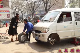 搞点儿乐：美女上厕所回来，车轮胎被卸了，什么情况？视频封面